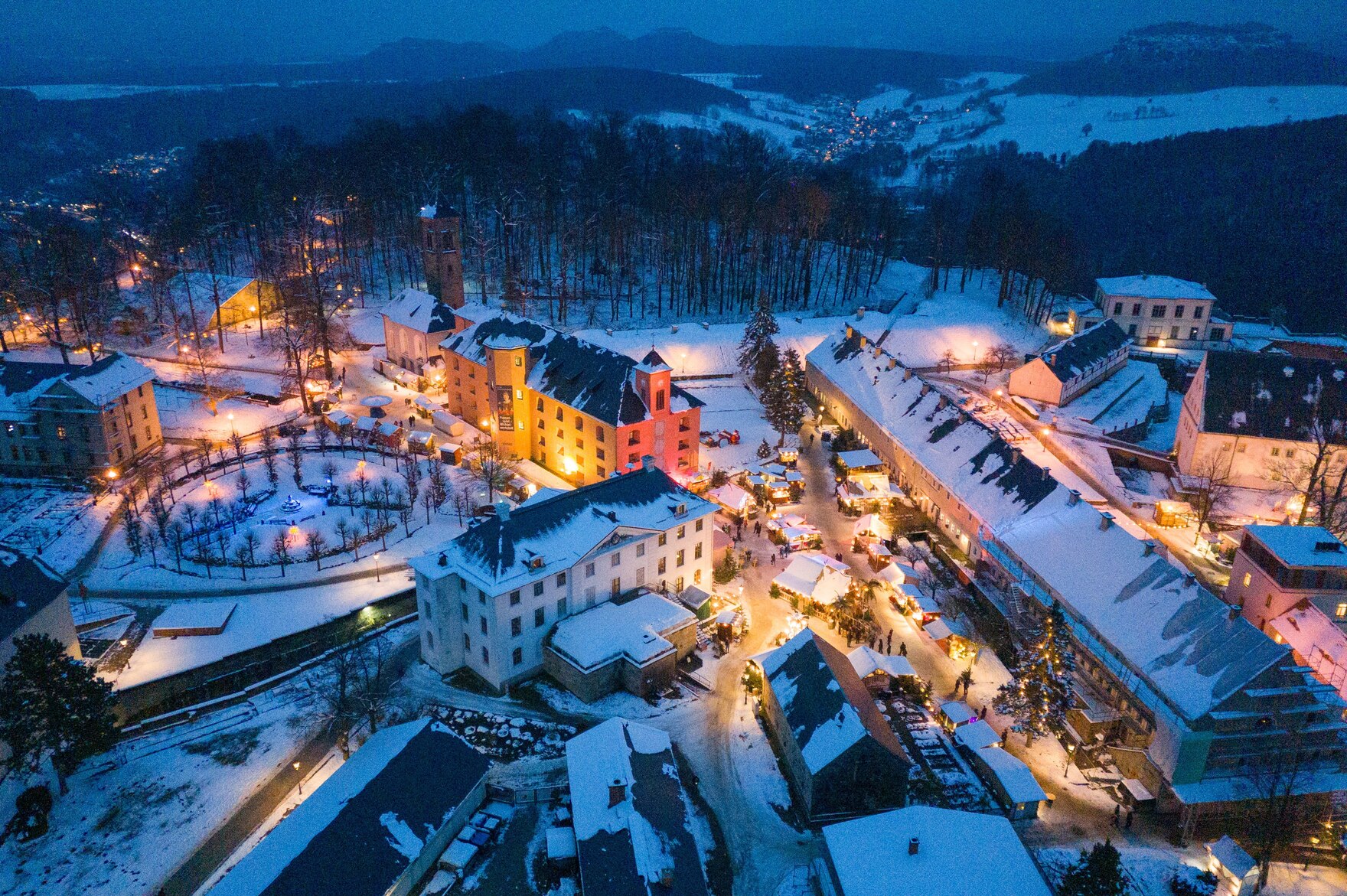 Blick von oben auf einen Weihnachtsmarkt in einer Festung.