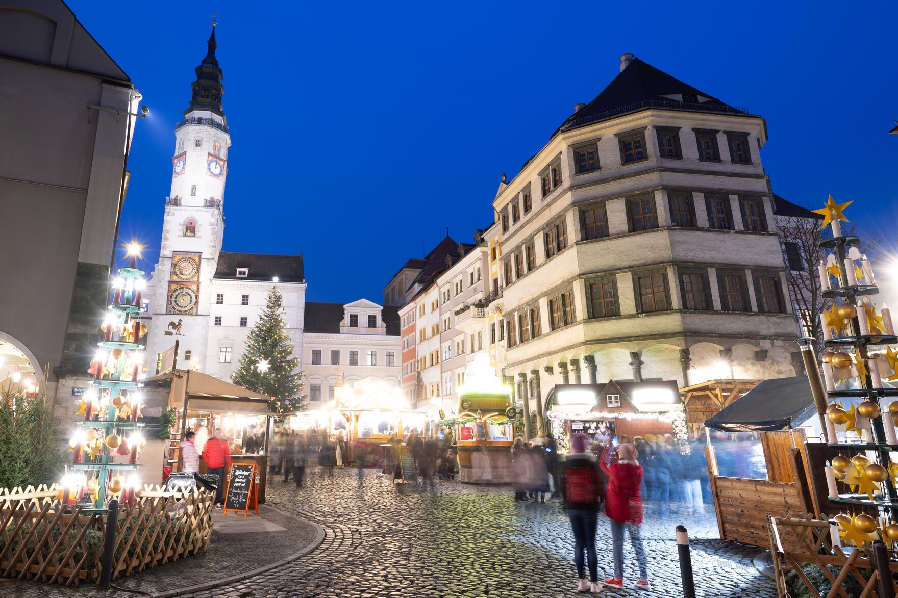 Eine Altstadt mit weihnachtlichen Buden.