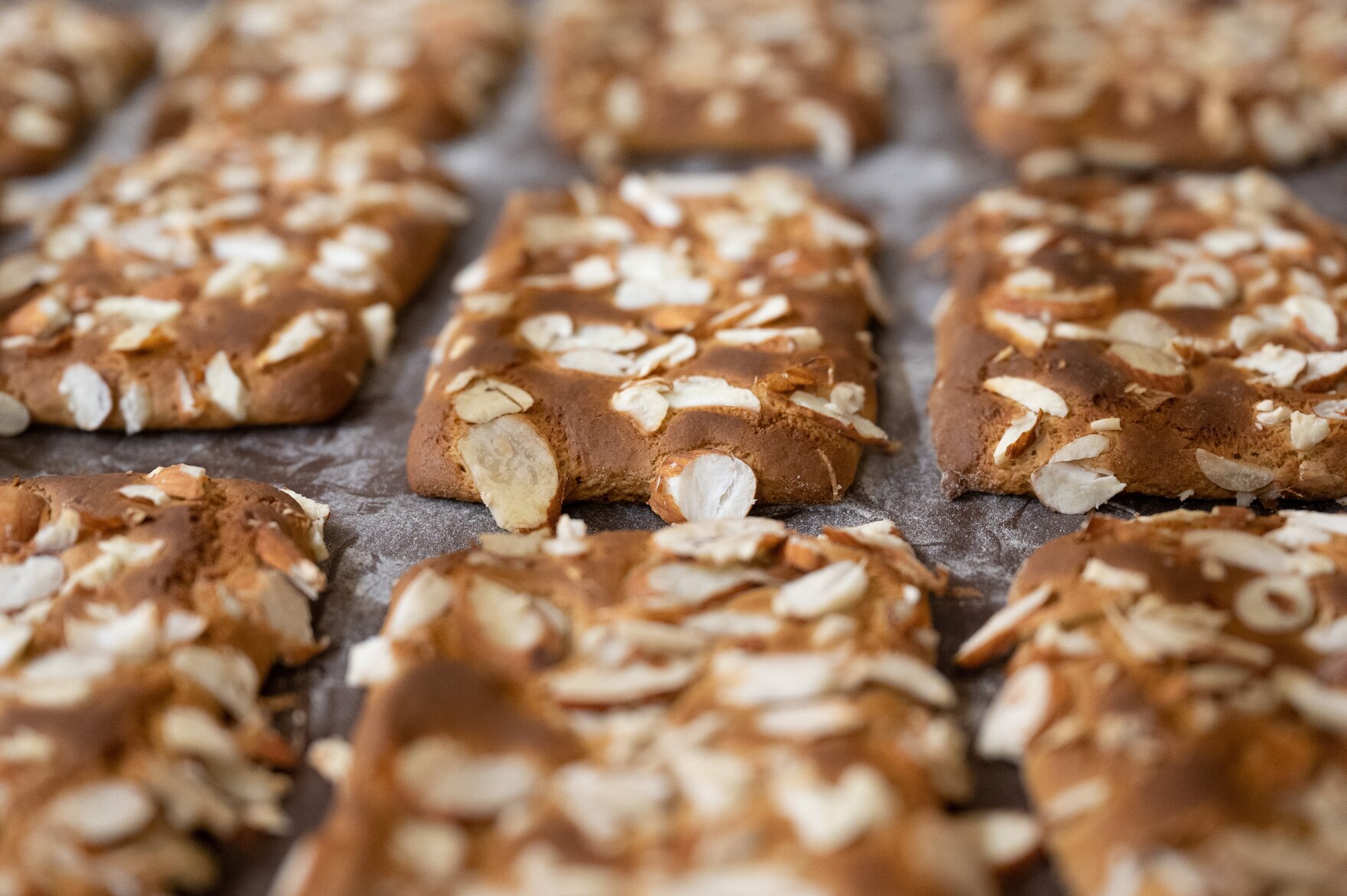 Pfefferkuchen mit Mandelsplittern.